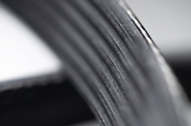 Gri arkaplan yakın çekim makro görünümlü yeni v-kaburgalı alternatör kayışı