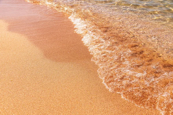 Strand van de morgen kalme zee in koude kleuren. Vrede aan het water — Stockfoto