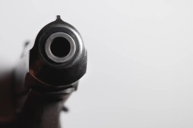 Eski Sovyet tabancası. Beyaz arkaplanda yakın plan