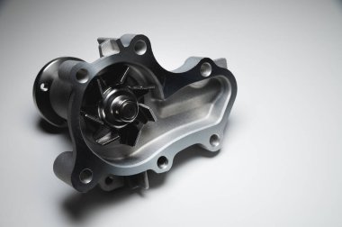 ICE sıvı soğutma pompası. Motor soğutucu pompası. Gri arkaplanda karşıtlık ışığı