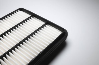 Otomotiv içten yanmalı motor filtresi. Gri gradyan arka planda yeni bir araba parçasının ayrıntıları