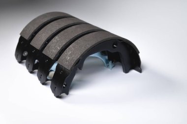 Gri zemin üzerinde davul frenleri için yeni dört fren yastığı seti