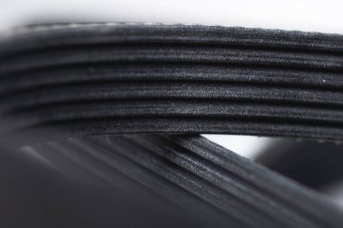 Gri arkaplan yakın çekim makro görünümlü yeni v-kaburgalı alternatör kayışı