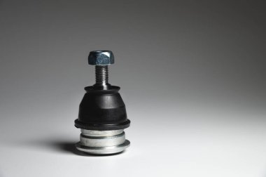 Gri arka planda ortak araba süspansiyonu. Yeni yedek parçalar axel araba elementleri