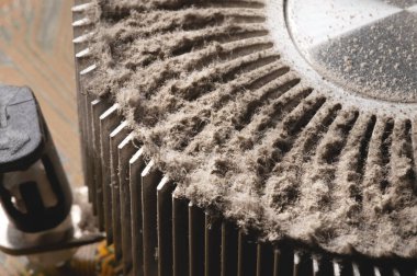 Cpu soğutucusundaki tozlu ve kirli ısıtıcının makroyu kapat