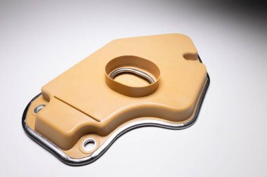 Gri arkaplandaki otomatik iletimin yeni filtresi. Yeni yedek parçalar