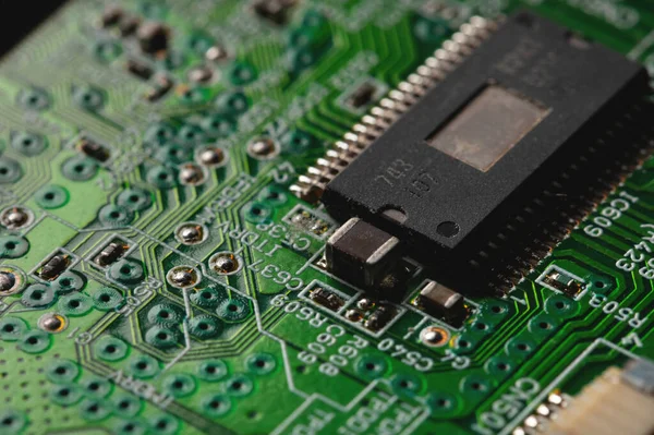 Close-up de chip de computador no microchip de placa-mãe pc verde — Fotografia de Stock