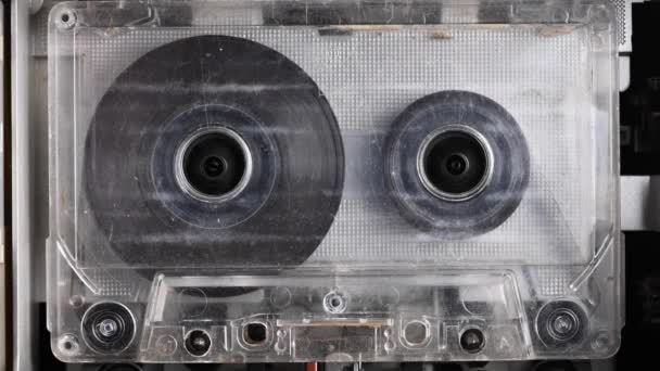 Проигрывание винтажной аудиокассеты. Вращение рулонов пленки. Закрыть съемку — стоковое видео
