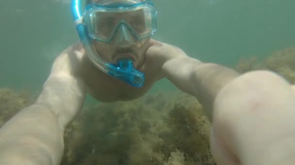 Selfie submarino tomado por un atlético hombre caucásico que es un gran nadador. Concepto de libertad y relajación junto al mar o al océano — Vídeos de Stock