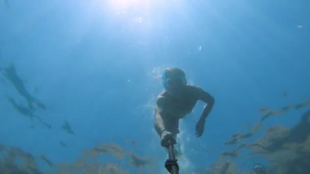 Selfie subacqueo scattato da un atletico maschio caucasico che è un grande nuotatore. Concetto di apnea e relax in riva al mare o all'oceano — Video Stock