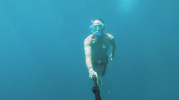 水底自拍被一个运动的白人男子谁是一个伟大的游泳者。海上或海上的自由和放松概念 — 图库视频影像