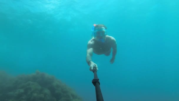 Selfie subaquático tirado por um atlético caucasiano que é um grande nadador. Conceito de mergulho e relaxamento à beira-mar ou oceano — Vídeo de Stock