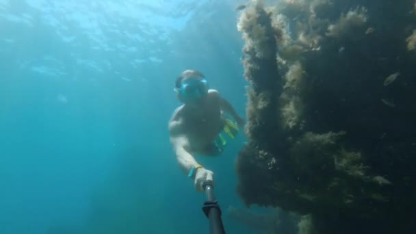 Selfie submarino tomado por un atlético hombre caucásico que es un gran nadador. Concepto de libertad y relajación junto al mar o al océano — Vídeos de Stock