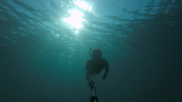 Selfie subaquático tirado por um atlético caucasiano que é um grande nadador. Conceito de mergulho e relaxamento à beira-mar ou oceano — Vídeo de Stock