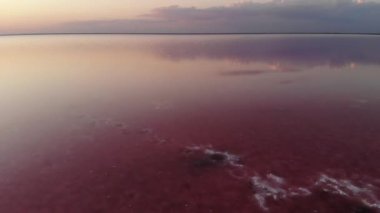 Havadan aşağıya doğru eğilmiş Pembe Tuz Gölü alçak anahtarı. Sinematik film tahılları. Akşam çekimi.