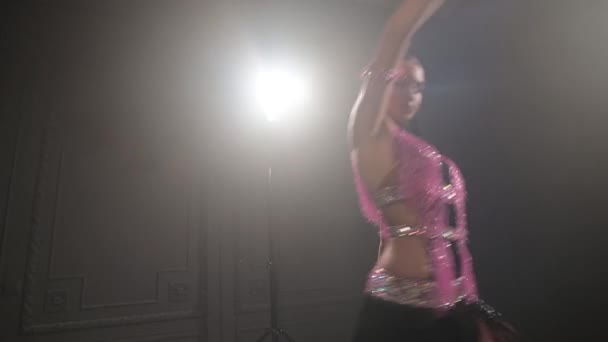 Jolie jeune fille dansant en solo latino dans une pièce sombre avec de la fumée en mode discret. Danse sportive de salon professionnelle 4k — Video