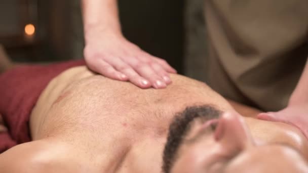 Massage en gros plan du muscle pectoral de l'athlète le client fait un masseur masculin — Video