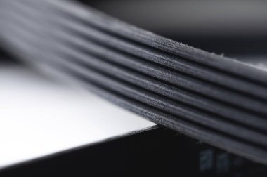 Otomobil poli-V-kuşağı elektrik jeneratörü için yeni kemer. Arkaplan için makro yakın plan boş