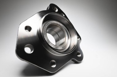 Siyah-beyaz eğimli arka planda metal kaplamalı yeni tekerlek. Yeni araba süspansiyon parçaları