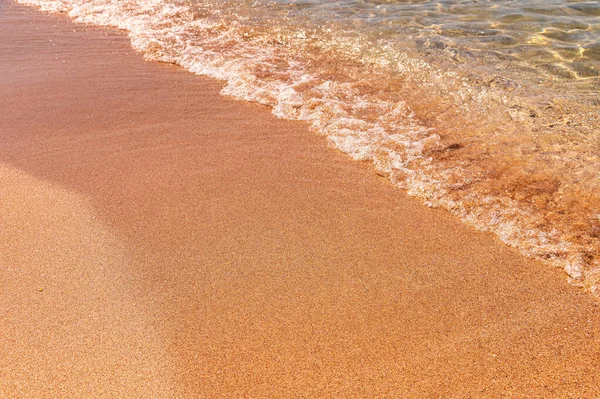 Strand van de morgen kalme zee in koude kleuren. Vrede aan het water — Stockfoto