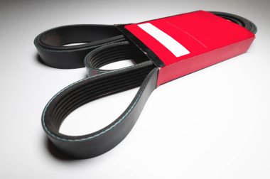 Kırmızı kartondaki içten yanmalı motor eklentileri için geniş poli-V baypas kemeri. Yeni yedek alternatör kayışı