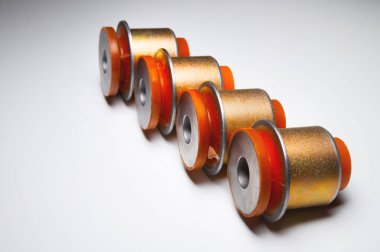 Arabalar için yeni poliüretan ön süspansiyon çalılıkları. Bir off-road aracının ön dingilinin sessiz blokları