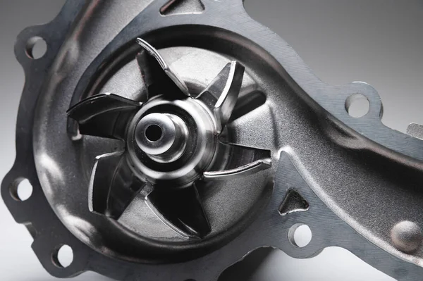 ICE sıvı soğutma pompası. Motor soğutucu pompası. Gri arkaplanda karşıtlık ışığı