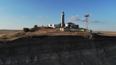 Deniz fenerinin deniz manzarası deniz kıyısında ya da okyanusta duruyor. Özel amaçlar için tarihi binalar