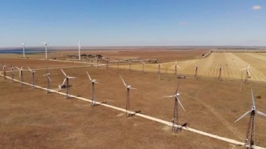 Hava sahasında bıçaklı küçük rüzgar türbinleri. Eski bir rüzgar jeneratörü. alternatif enerji