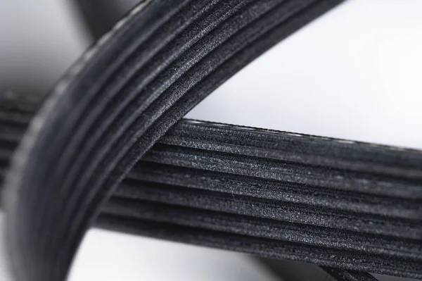 Nouvelle ceinture d'alternateur à nervures en V poly sur fond gris vue macro gros plan — Photo