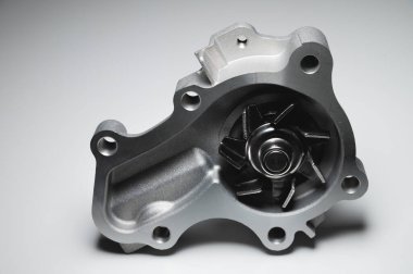 ICE sıvı soğutma pompası. Motor soğutucu pompası. Gri arkaplanda karşıtlık ışığı