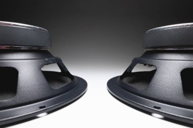 Zıt ışıkta beyaz bir arkaplanda iki yeni araba hoparlörü. Geniş açı ses arkaplanı