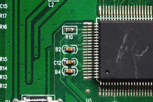 Close-up de chip de computador no microchip de placa-mãe pc verde — Fotografia de Stock