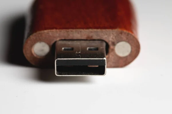 Primer plano de una unidad flash USB en una caja de madera. Primer plano sobre fondo de gradiente gris —  Fotos de Stock