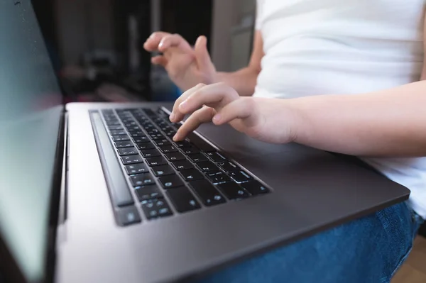Detailní mělká hloubka pole malých dívek rukou na klávesnici notebooku. Koncept používání mladší generace gadgets — Stock fotografie