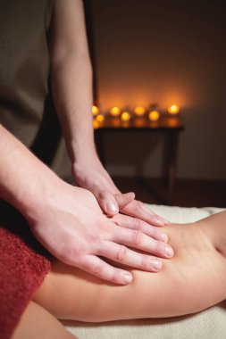 Güzellik uzmanları kadın bacağına masaj yapıyor. Yakın plan.