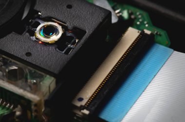 Dvd rom düz kablo CD sürücüsünü okumak ve yazmak için lazer lensi yakın plan. Optik tasarımı oku