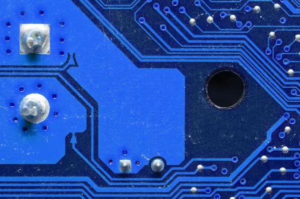Placa azul del circuito informático de cerca. Antecedentes del tema de la electrónica y la informatización —  Fotos de Stock