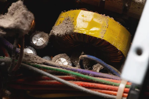 Брудні елементи живлення ПК в пилу. Алюмінієвий радіатор з шматочками бруду — стокове фото