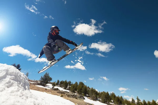 Kobieta sportowiec snowboarder leci po skoku z kicker robi sztuczkę — Zdjęcie stockowe