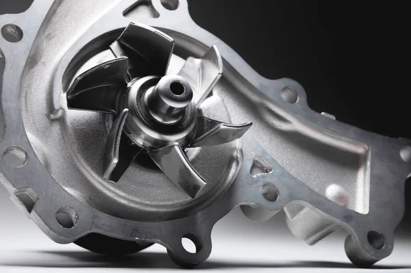 ICE sıvı soğutma pompası. Motor soğutucu pompası. Gri arkaplanda karşıtlık ışığı