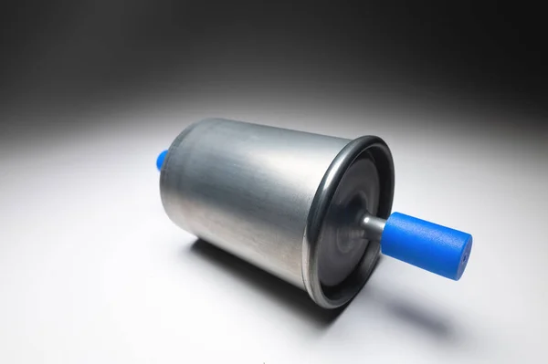 Novo filtro de combustível para gasolina motor de combustão interna com tampas azuis em um fundo cinza. Novas peças de reposição — Fotografia de Stock