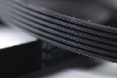 Otomobil poli-V-kuşağı elektrik jeneratörü için yeni kemer. Arkaplan için makro yakın plan boş