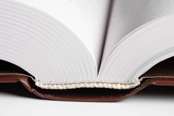 Κοντινό πλάνο της σκληρής πλάτης ενός χοντρού βιβλίου σε γκρι φόντο. Ανάγνωση και βιβλιοθήκες — Φωτογραφία Αρχείου