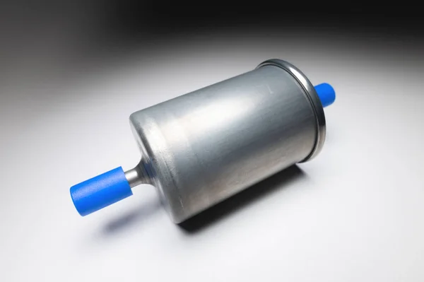 Neuer Kraftstofffilter für Benzin-Verbrennungsmotoren mit blauen Kappen auf grauem Hintergrund. Neue Ersatzteile — Stockfoto