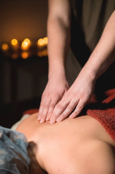 Man masseur doen terug massage naar klant vrouw in donkere kamer van massage spa — Stockfoto