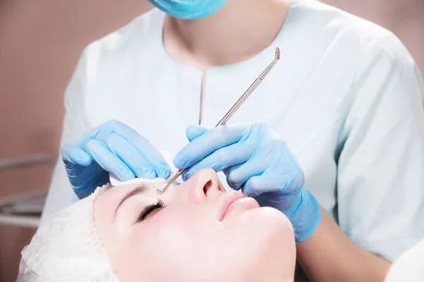 A limpeza cosmética profissional close-up de uma cara de mulher da acne em um salão de beleza — Fotografia de Stock