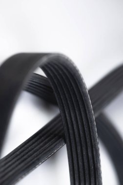 Otomobil poli-V-kuşağı elektrik jeneratörü için yeni kemer. Arkaplan için makro yakın plan boş