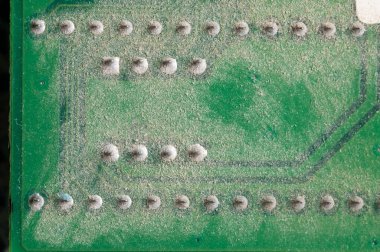 Mikro devrenin arkası tozla kaplı.