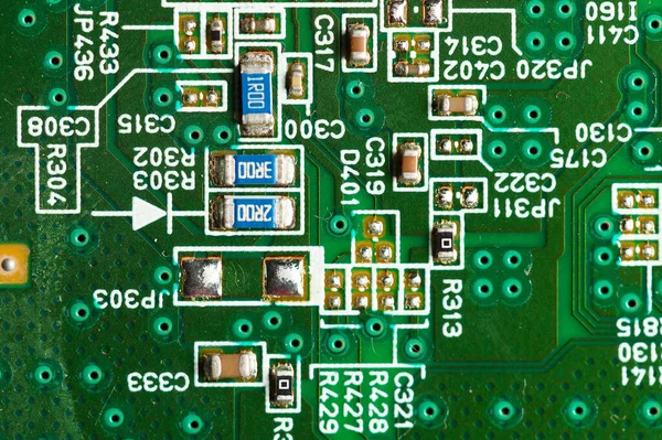 Elektronische Tafel aus nächster Nähe. Widerstandselemente und Widerstände auf einer grünen Leiterplatte — Stockfoto